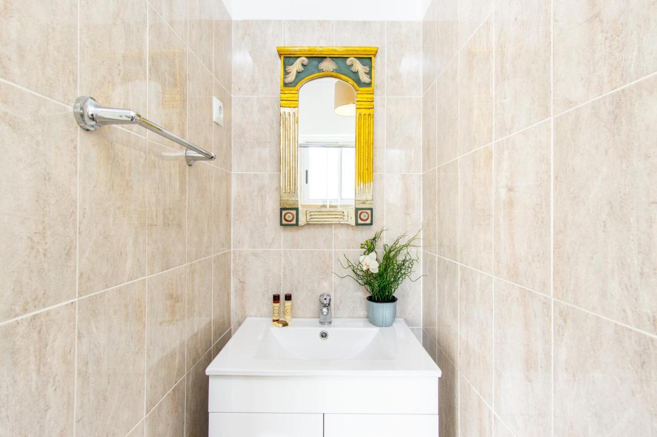 Gaze Out At The City In A Retro-Chic Getaway Lisboa Ngoại thất bức ảnh